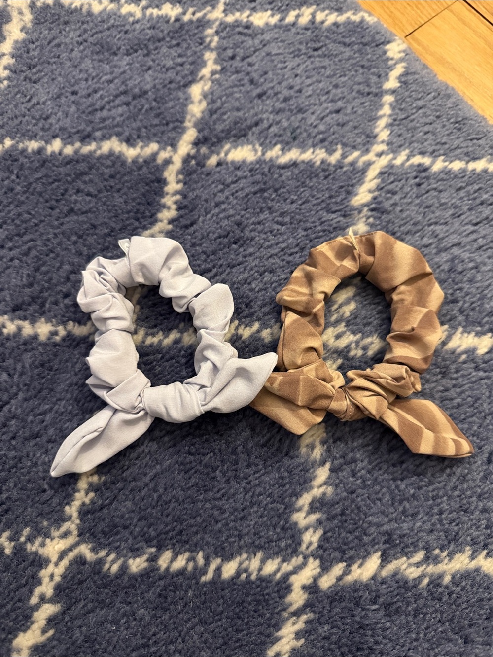 lululemon athletica Uplifting Light Blue & Beige Bow Scrunchie OS